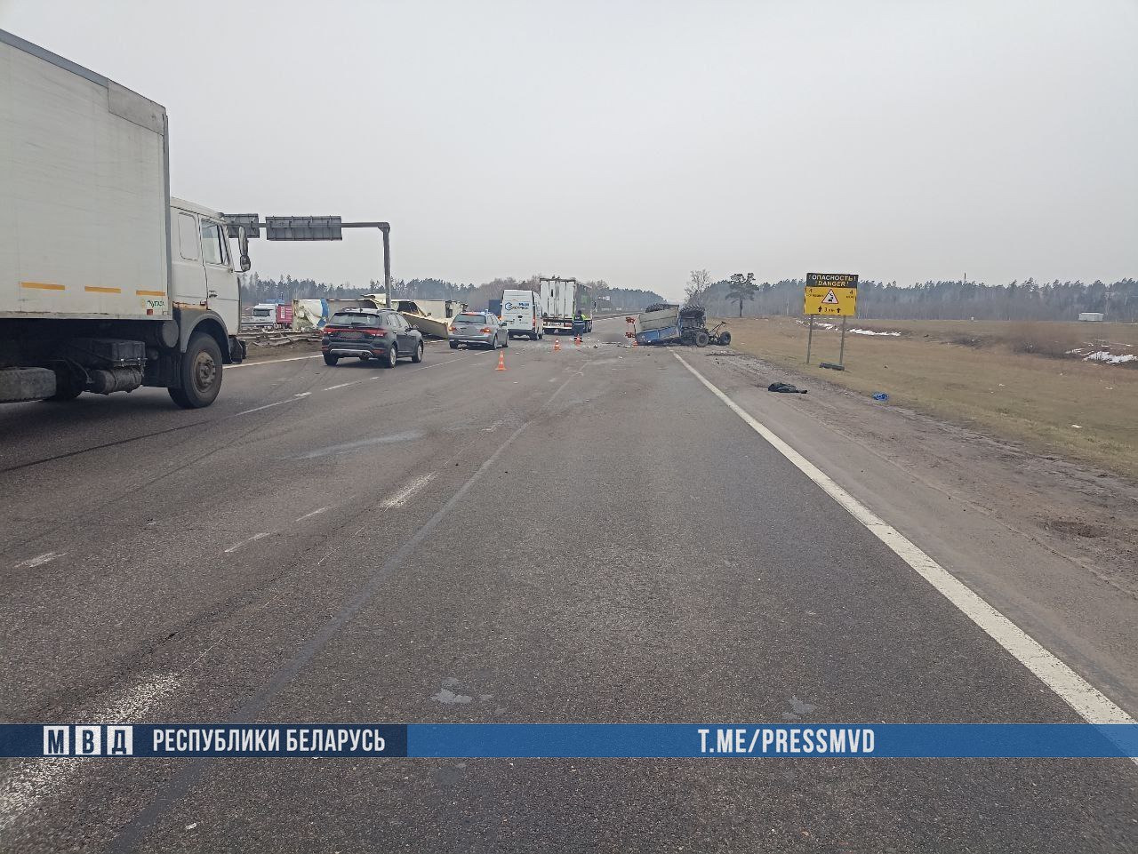 Смертельное ДТП на М1 с опрокинувшимся грузовиком. Причина аварии