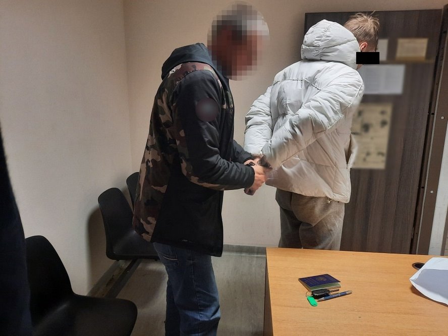 В Варшаве белорусы попали в ДТП. Водитель и пассажир вышли из машины и поменялись местами. Но это зафиксировала камера