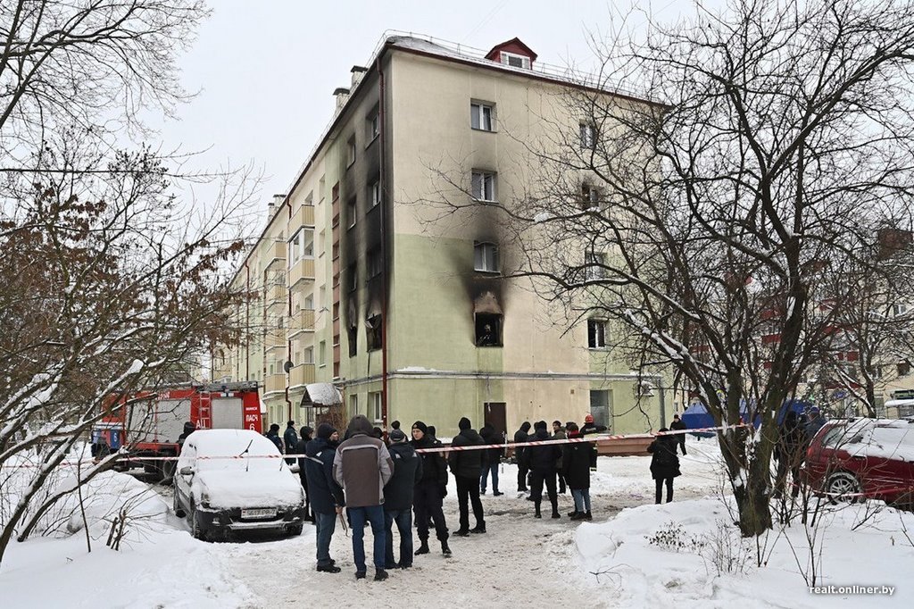 Из-за чего случился пожар в жилом доме в Минске? Две версии