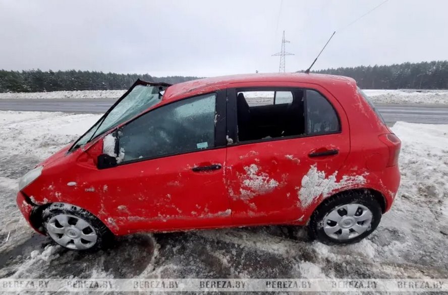 На трассе М1 опрокинулся автомобиль. За рулём находился брестчанин