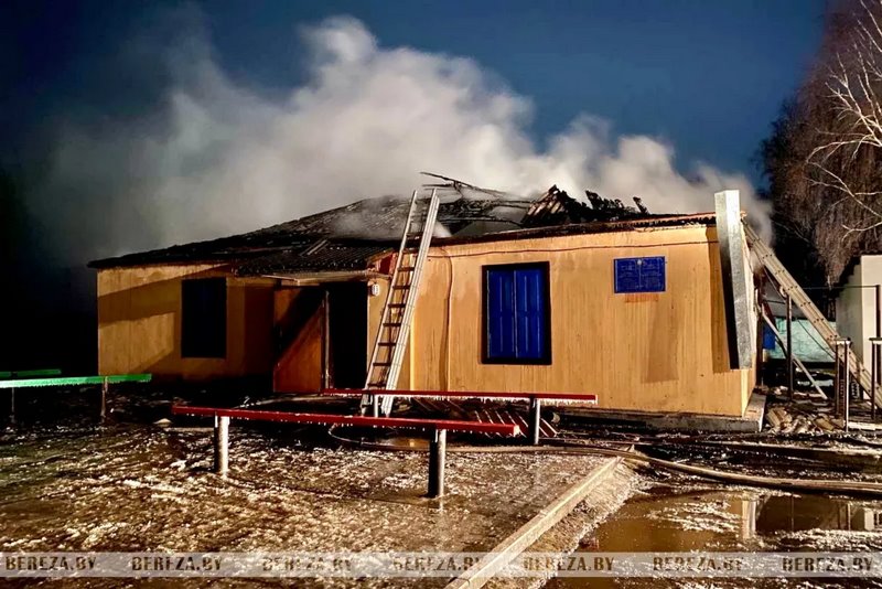 Около 40 деревянных байдарок и каноэ уничтожено на пожаре в эллинге Брестской области