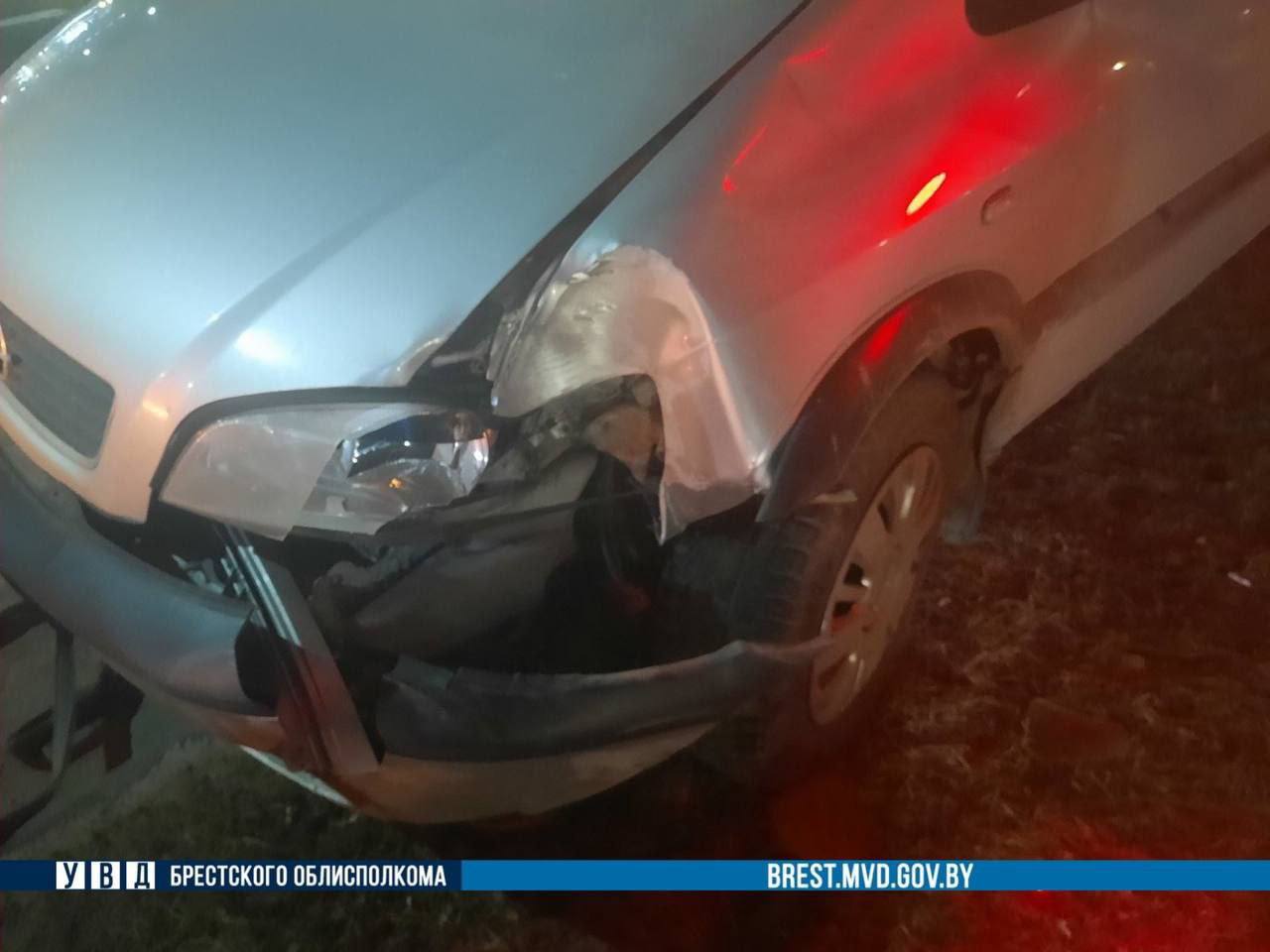 В Бресте 19-летний водитель врезался в светофор