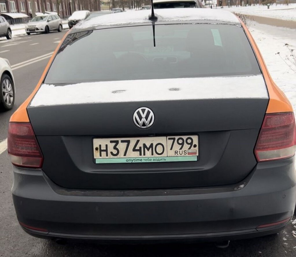 Штраф 2 700 рублей и лишение прав. Девушка на каршеринговом VW Polo задела пластиковые столбики, и вот к чему это привело