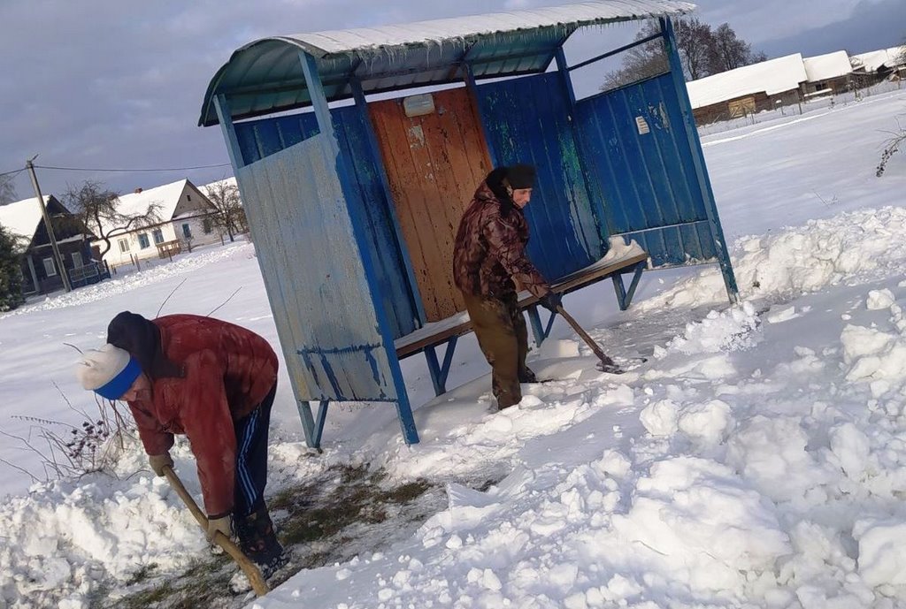 В Пинском районе люди пришли на помощь дорожникам расчищать снег на остановках