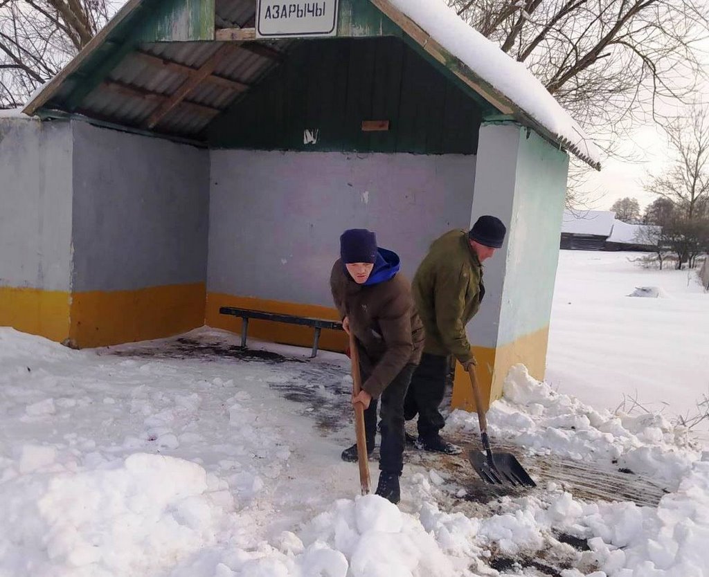 В Пинском районе люди пришли на помощь дорожникам расчищать снег на остановках