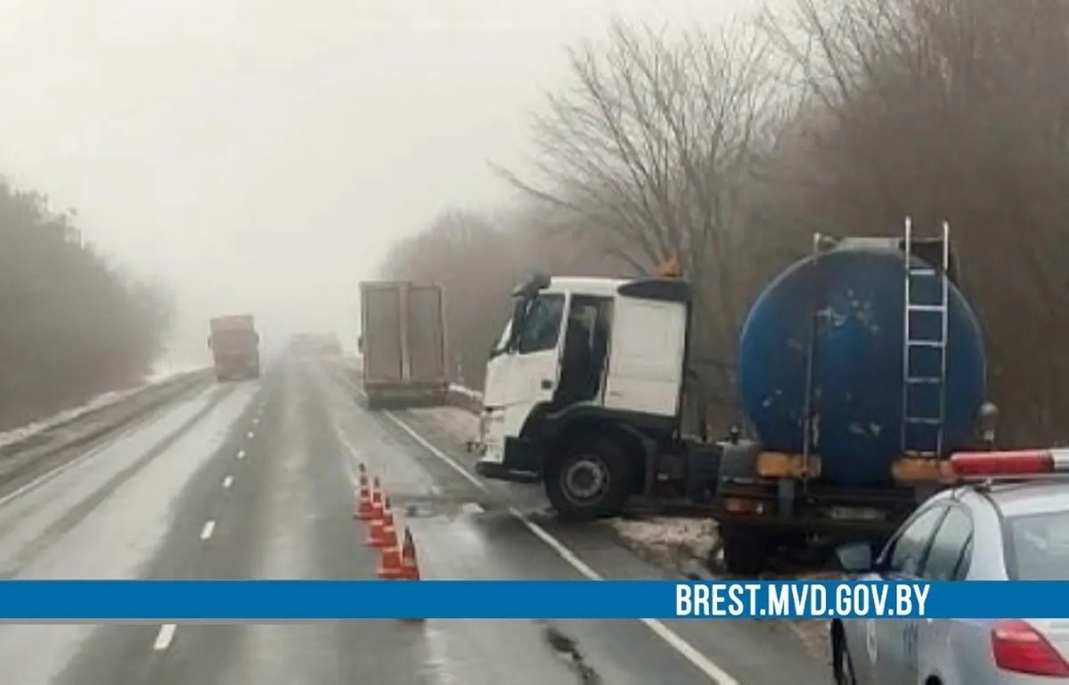 ДТП в Ивановском районе: водитель цистерны не справился с управлением на М-10 и съехал в кювет