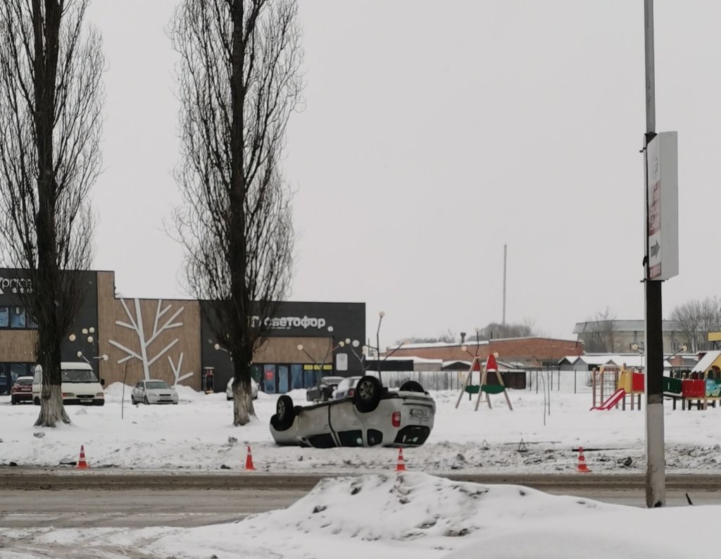 В Пинске перевернулся автомобиль