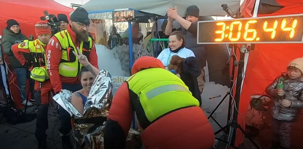 Женщина установила мировой рекорд, проведя в ящике со льдом больше трех часов