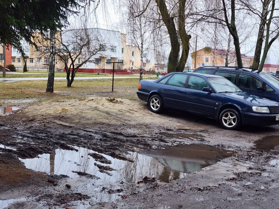 В Дрогичине в многоэтажке по улице Карла Маркса затапливает стоянку и подвалы