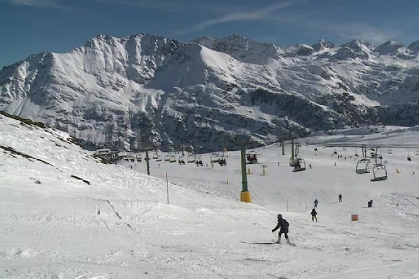 В Альпах белорус хотел проехать на бусе по лыжной трассе