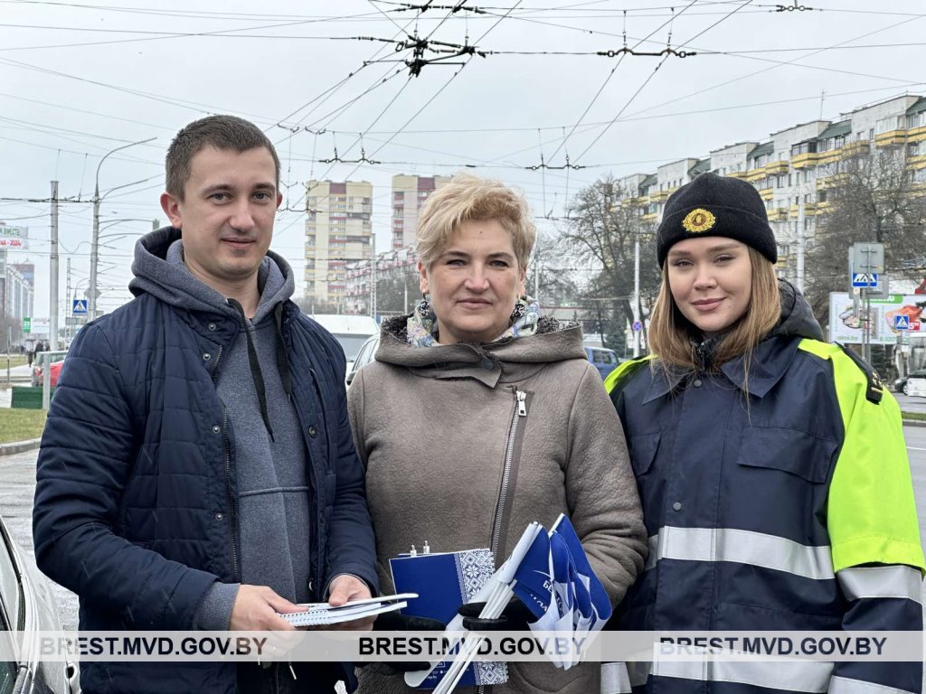В Бресте lевушки-милиционеры поздравили водителей с 23 февраля