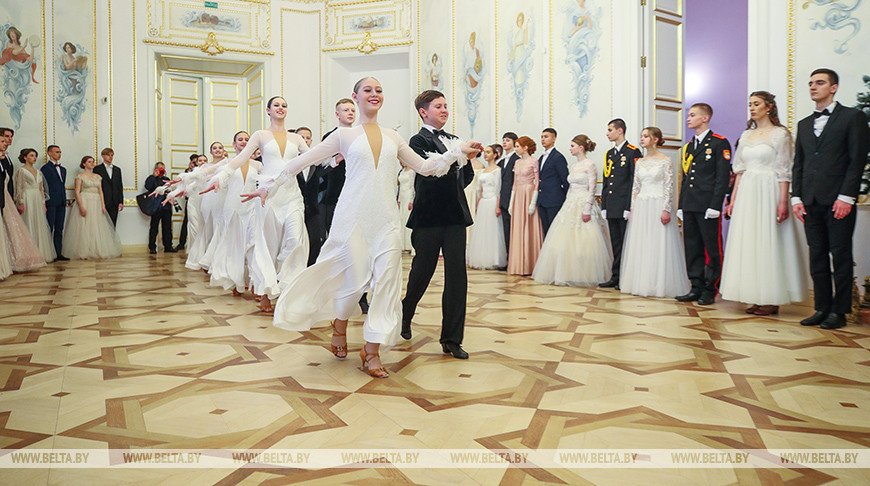 Студенты и учащиеся Брестской области станцевали на новогоднем балу в Коссовском дворце