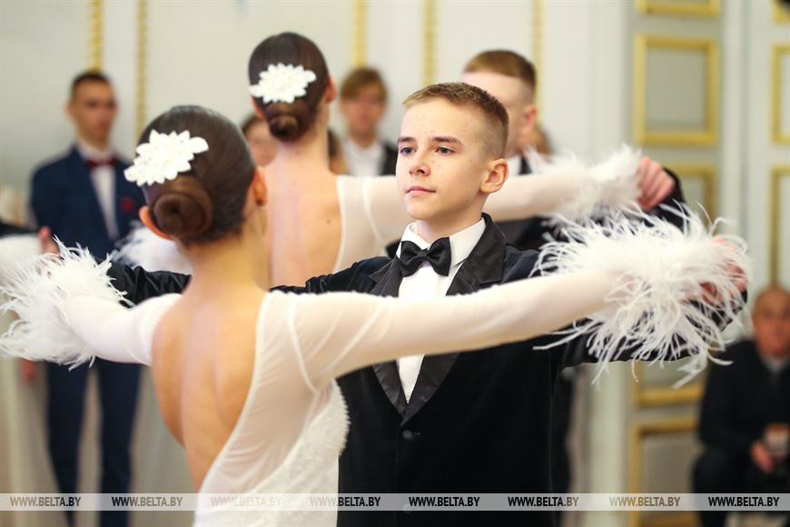 Студенты и учащиеся Брестской области станцевали на новогоднем балу в Коссовском дворце