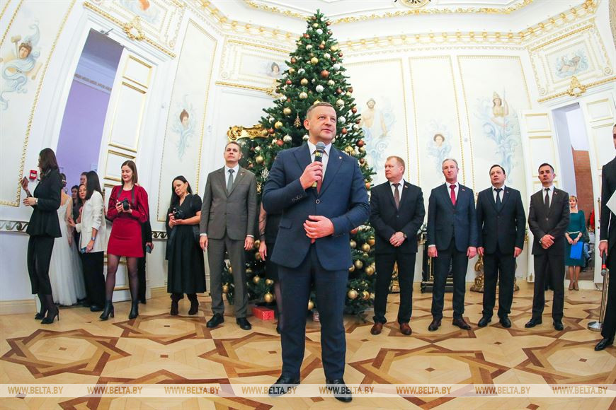 Студенты и учащиеся Брестской области станцевали на новогоднем балу в Коссовском дворце