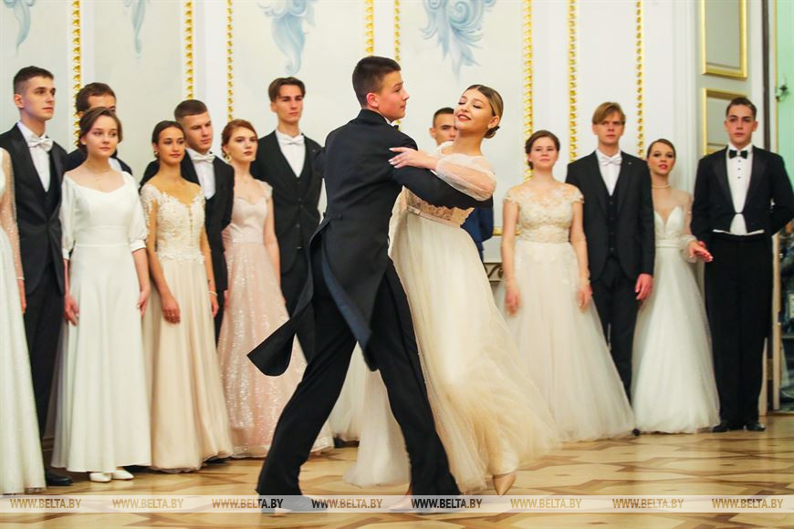 Студенты и учащиеся Брестской области станцевали на новогоднем балу в Коссовском дворце