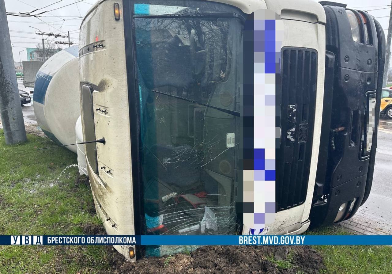 Опрокинулся автобетоносмеситель. Появились подробности ДТП в Бресте