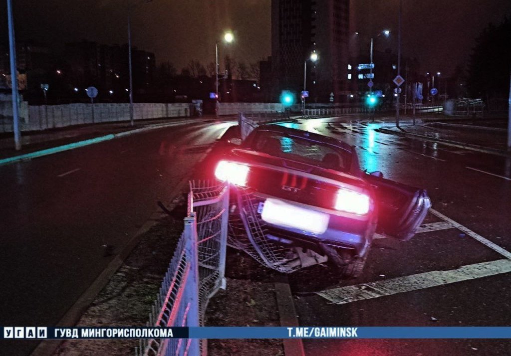 В Беларуси «бесправник» разбил Ford Mustang