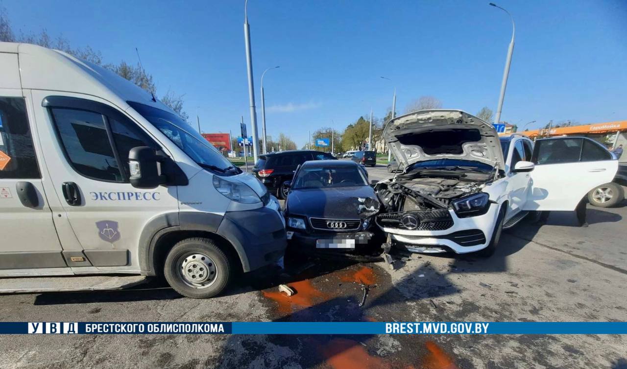 В Бресте произошло ДТП с участием трех автомобилей
