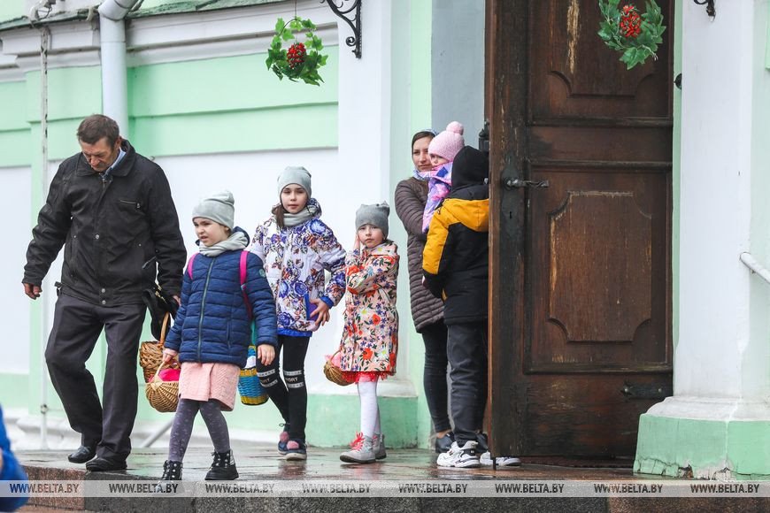 Брестчане идут в храмы, несут пасхальные куличи и крашеные яйца
