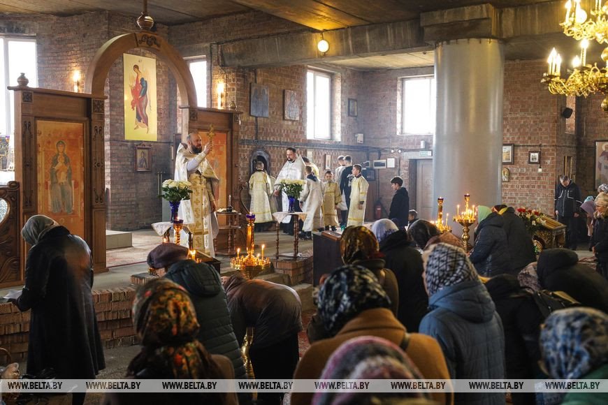 Брестчане идут в храмы, несут пасхальные куличи и крашеные яйца