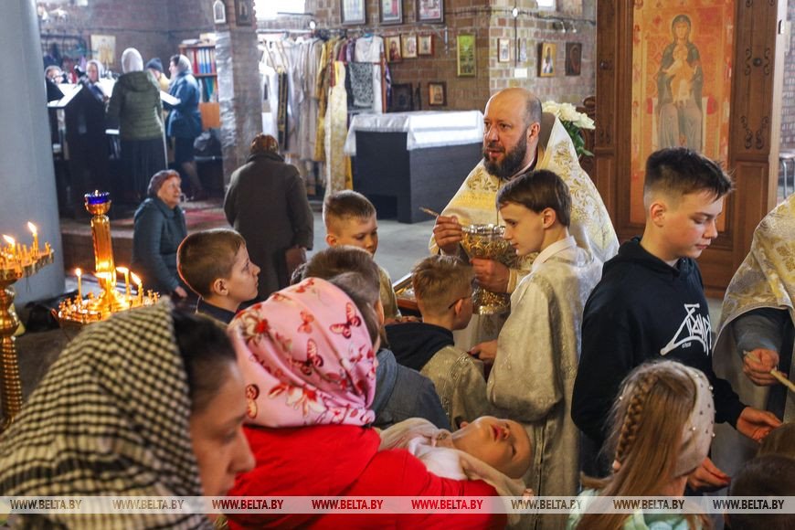 Брестчане идут в храмы, несут пасхальные куличи и крашеные яйца