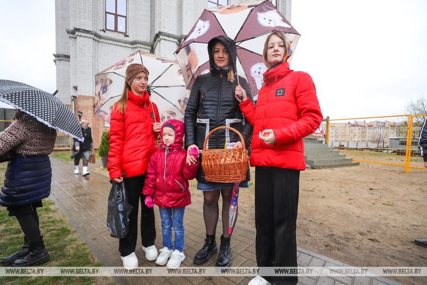 Брестчане идут в храмы, несут пасхальные куличи и крашеные яйца