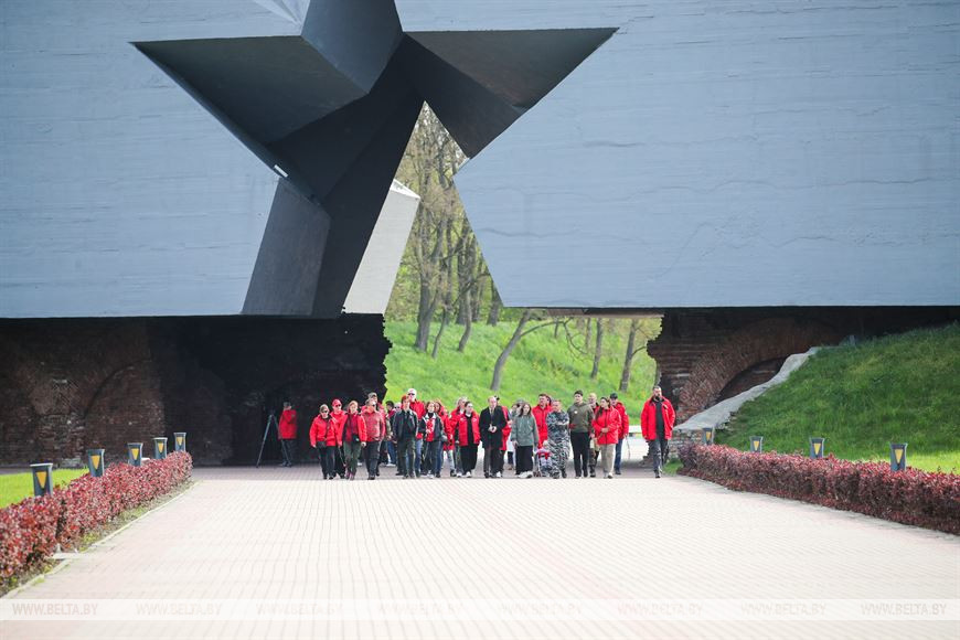 Частицу Вечного огня с Поклонной горы доставили в Брестскую крепость