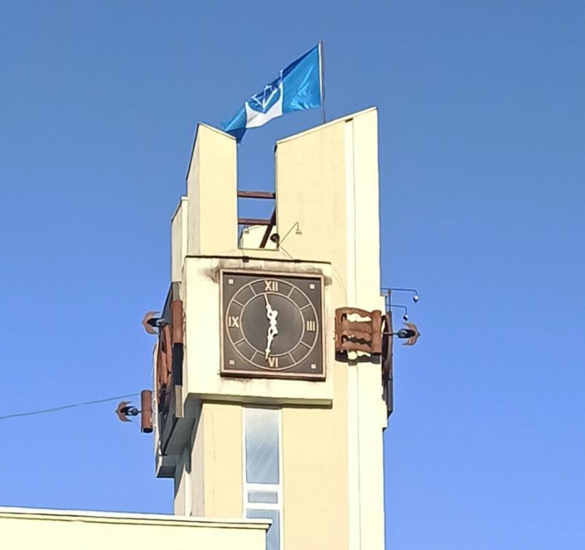 Часы на башне ЦУМа временно остановлены