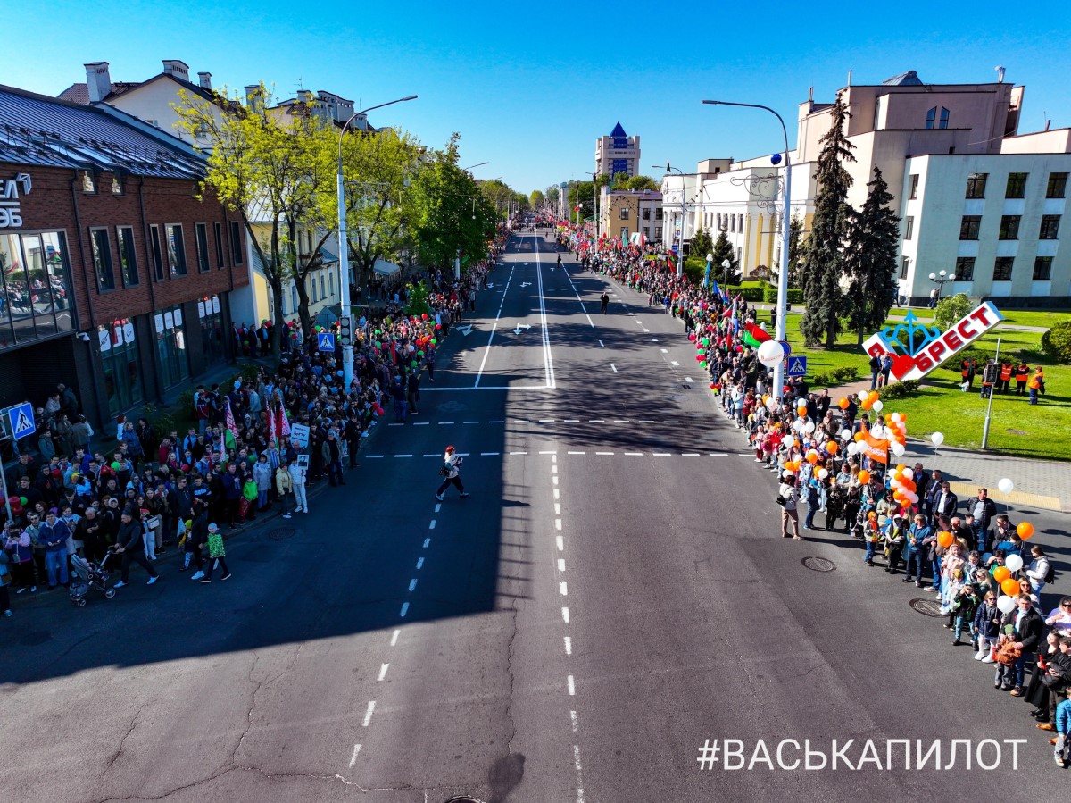В Бресте впервые состоялся парад военной техники 9 Мая. Публикуем видео и фото