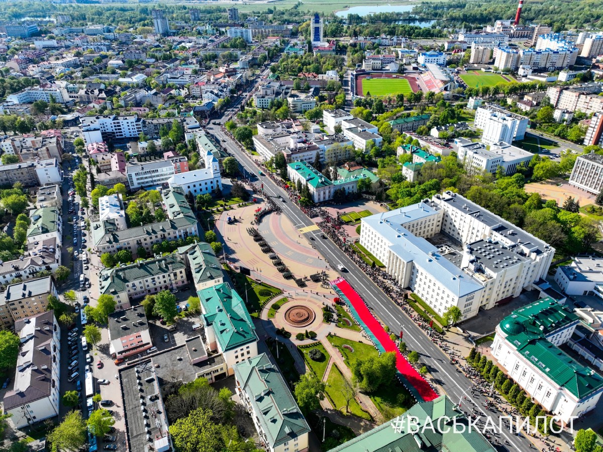 В Бресте впервые состоялся парад военной техники 9 Мая. Публикуем видео и фото