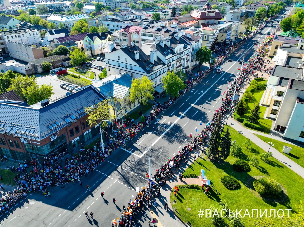 В Бресте впервые состоялся парад военной техники 9 Мая. Публикуем видео и фото