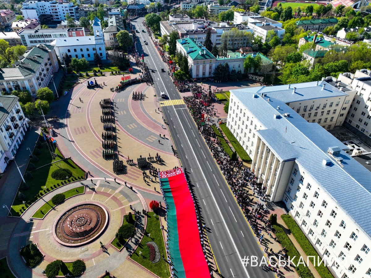В Бресте впервые состоялся парад военной техники 9 Мая. Публикуем видео и фото