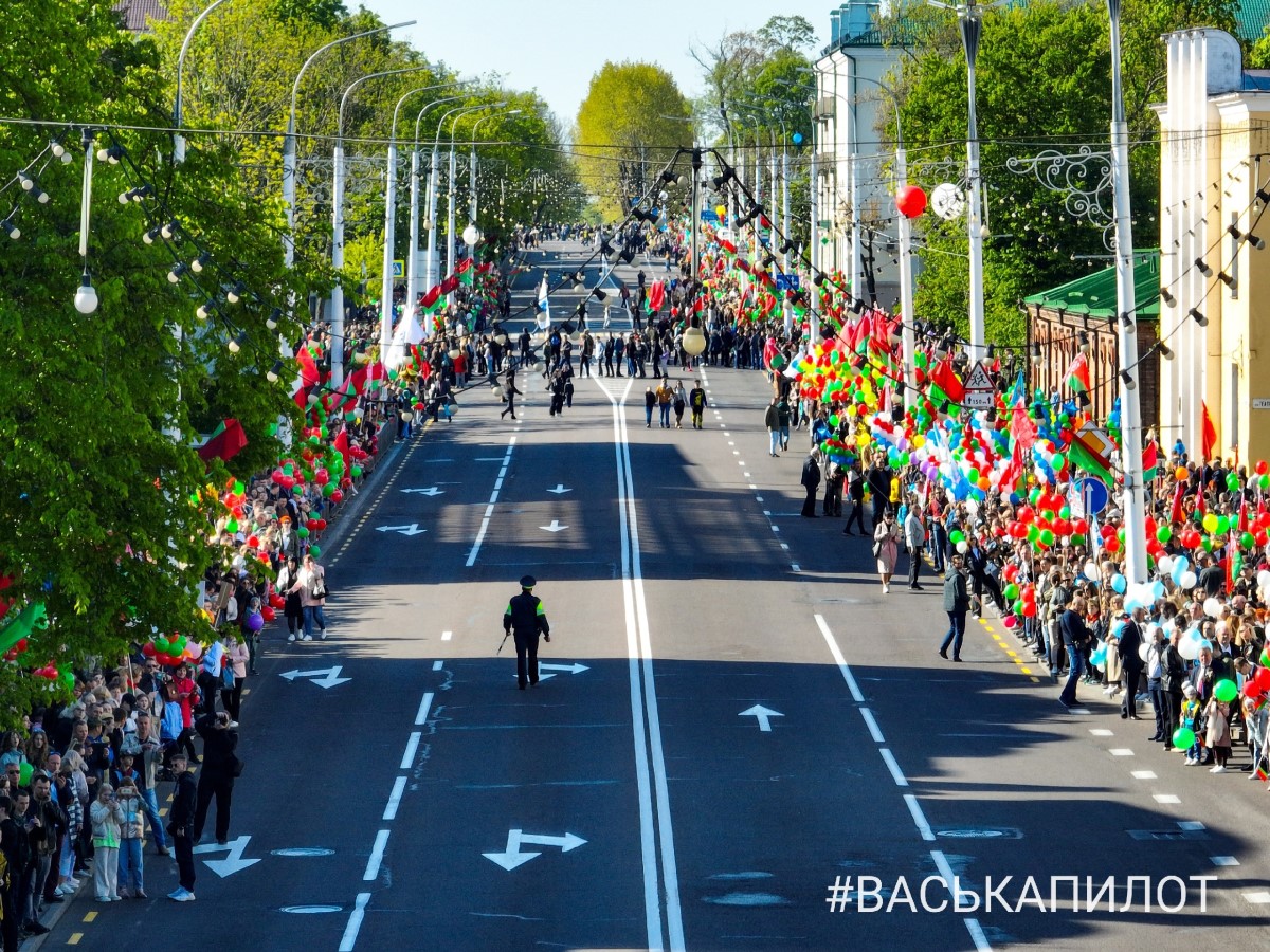 В Бресте впервые состоялся парад военной техники 9 Мая. Публикуем видео и фото