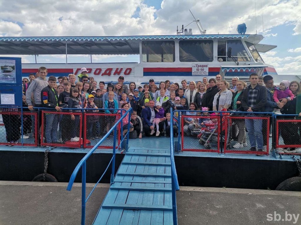 Тренинги, концерт, награждение победителей - в Брестском районе отпраздновали Международный день семьи