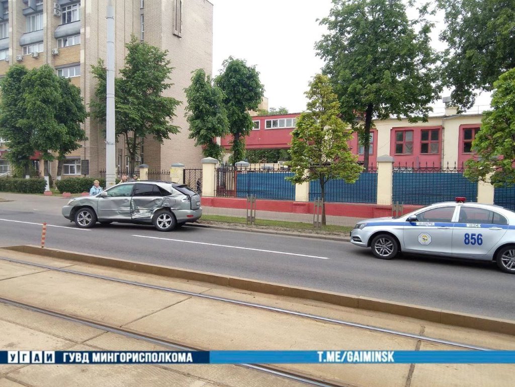 В Минске Lexus столкнулся с трамваем. ДТП попало на видео