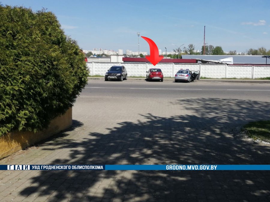 В Гродно машина «прижала» хозяина к забору