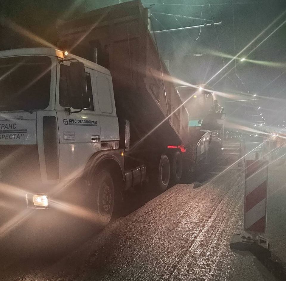 Ночью в Бресте уложили 650 тонн асфальта