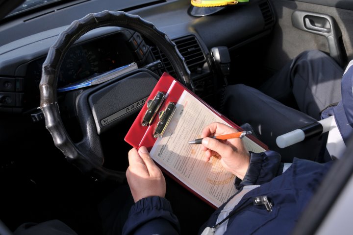 Бесправник с 25 «административками» попытался дать взятку инспектору. Сколько предлагал?