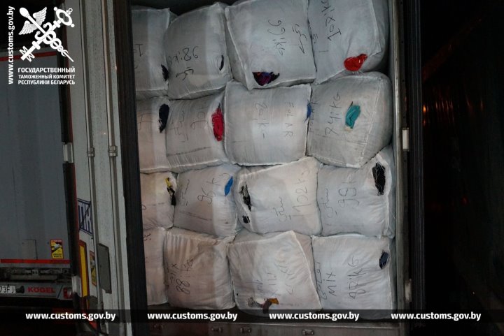 Брестские таможенники задержали на границе 40 тонн одежды из Германии и Польши