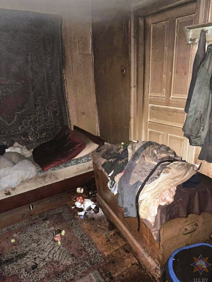 В Брестской области работники МЧС вынесли из горящего дома пенсионера