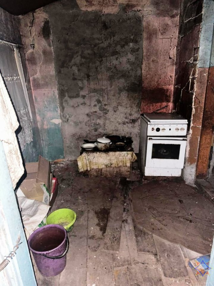 В Брестской области работники МЧС вынесли из горящего дома пенсионера