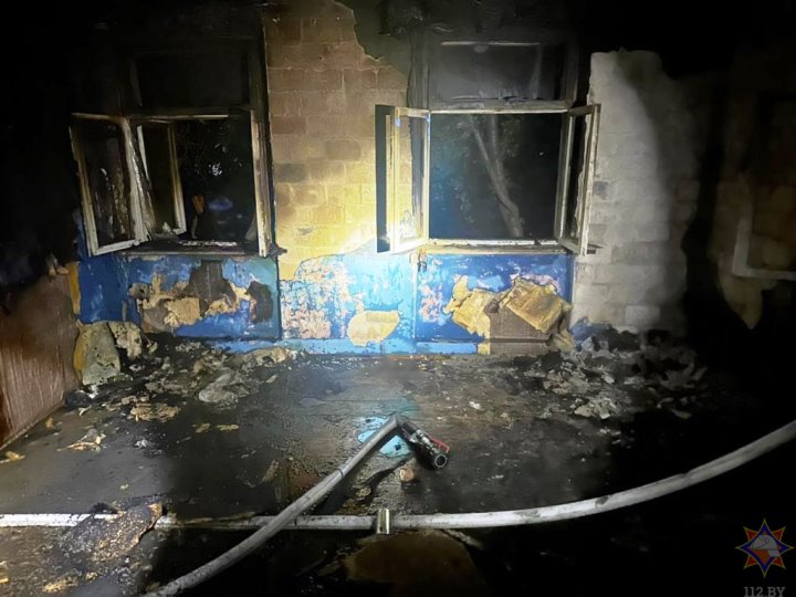 В Брестской области работники МЧС вынесли из горящего дома пенсионера