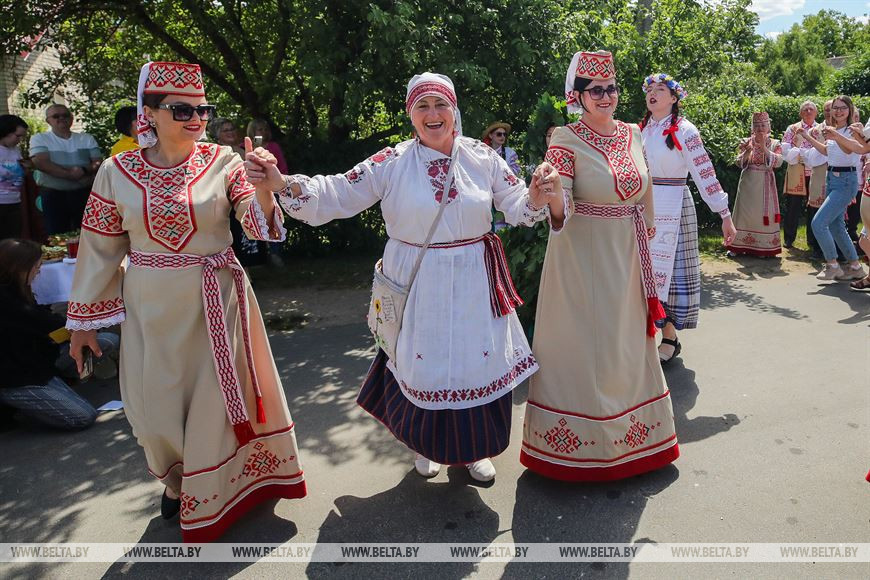 Жители деревни Хмелево Жабинковского района празднуют «Сёмуху»