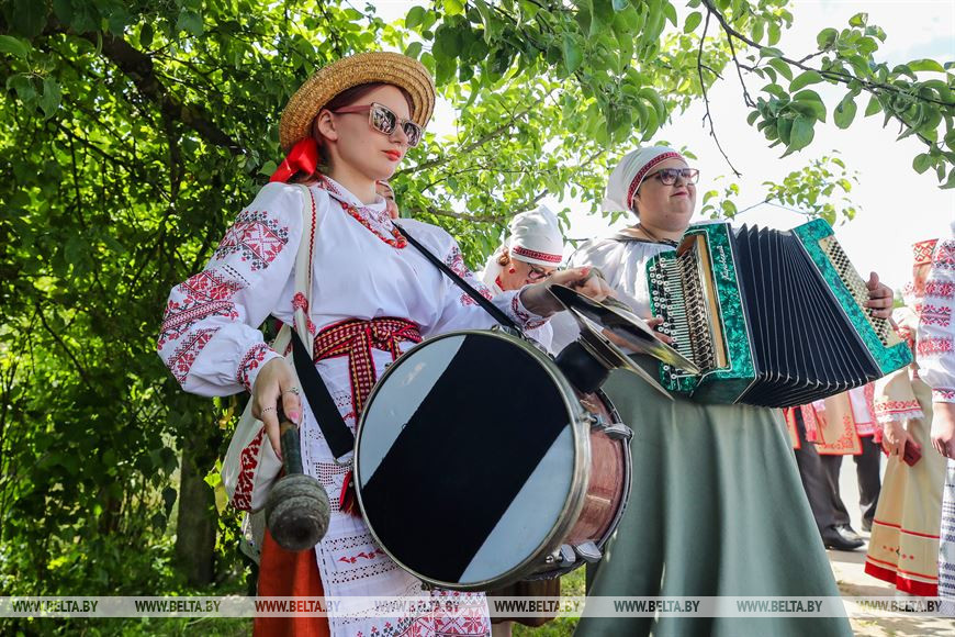 Жители деревни Хмелево Жабинковского района празднуют «Сёмуху»