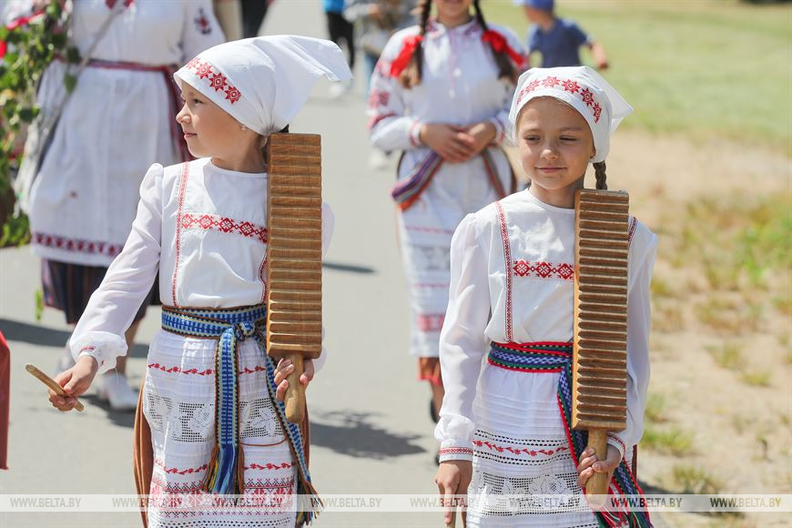 Жители деревни Хмелево Жабинковского района празднуют «Сёмуху»