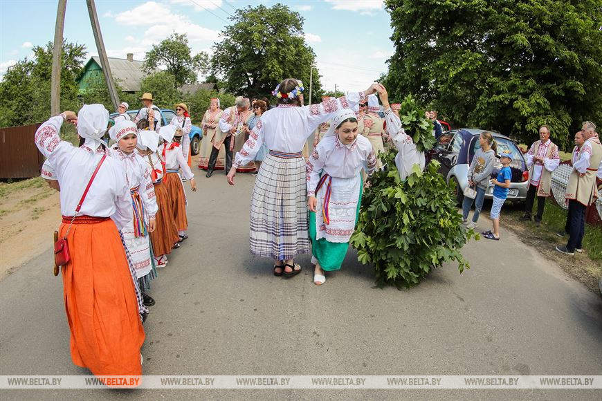 Жители деревни Хмелево Жабинковского района празднуют «Сёмуху»