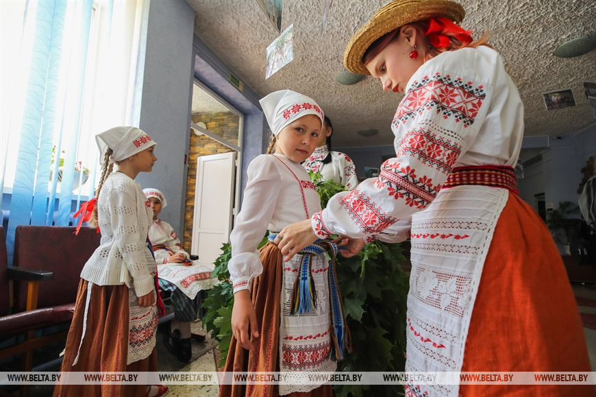 Жители деревни Хмелево Жабинковского района празднуют «Сёмуху»