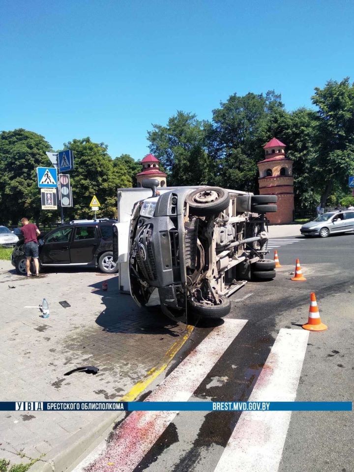 Желание проехать на красный привело к ДТП. В ГАИ рассказали подробности столкновения Renault с Ford