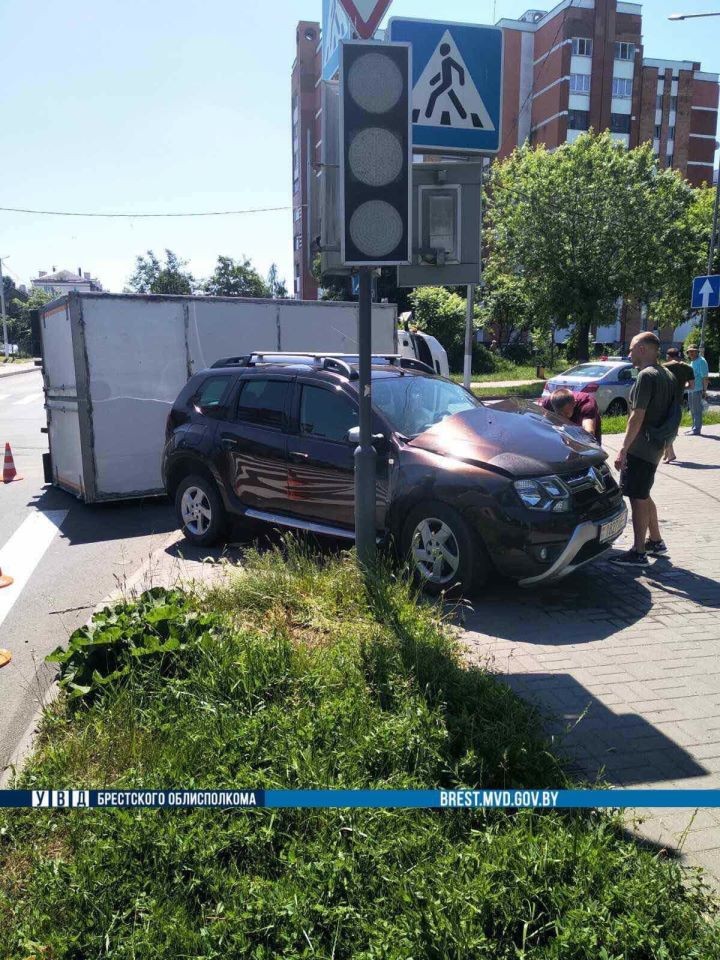 Желание проехать на красный привело к ДТП. В ГАИ рассказали подробности столкновения Renault с Ford