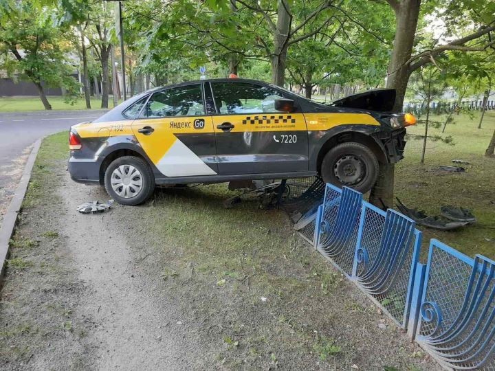 В Бресте водитель такси врезался в забор
